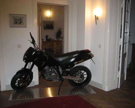 ktm-im-flur-443