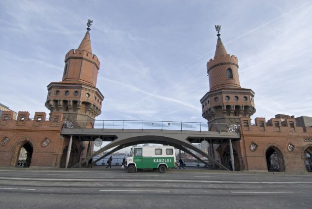 Die Kanzlei-Wanne auf der Oberbaumbrücke